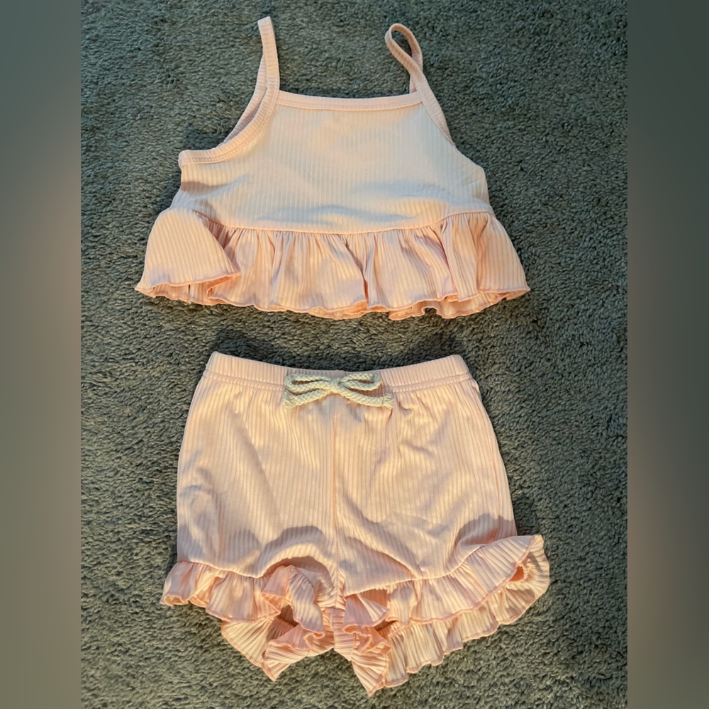 This is super cute peach 3t set.